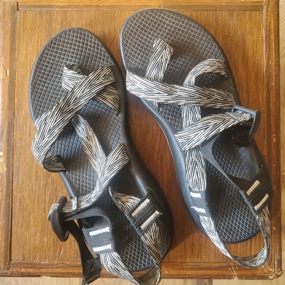 Like New Chaco 7 z/2 adjustable strap classic sandal b/w - Picture 5 of 8